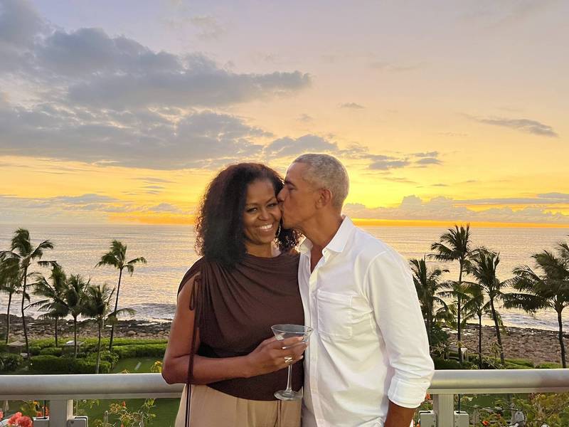 美國前總統歐巴馬（右）PO出與妻子蜜雪兒（左）近日至夏威夷度假的照片，慶賀太座生日。（圖擷取自@BarackObama官方推特）