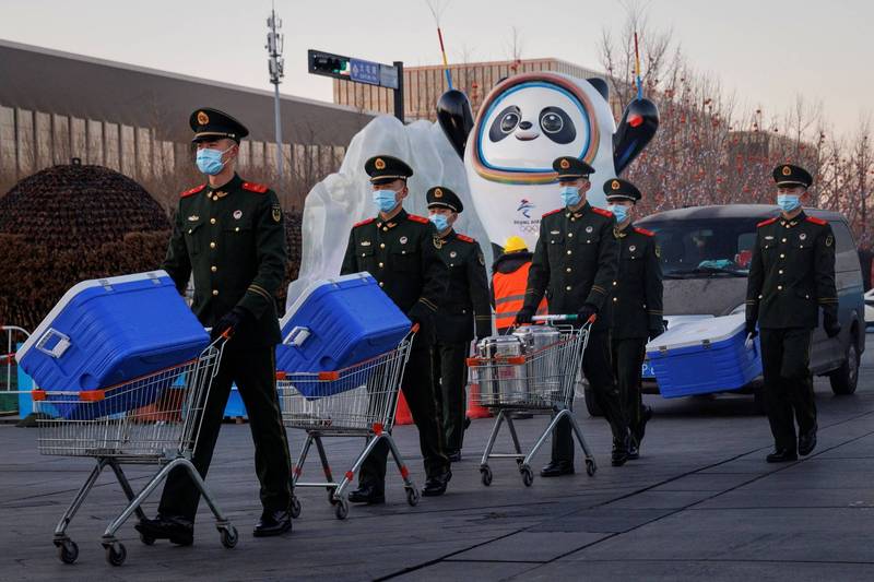 中國北京冬奧會官員今（19）日警告，參賽選手任何違反「奧運精神」及「中國法律」的抗議言論或行為，都將受到懲罰。圖為中國武警行經北京冬奧吉祥物藝術裝置。（路透）