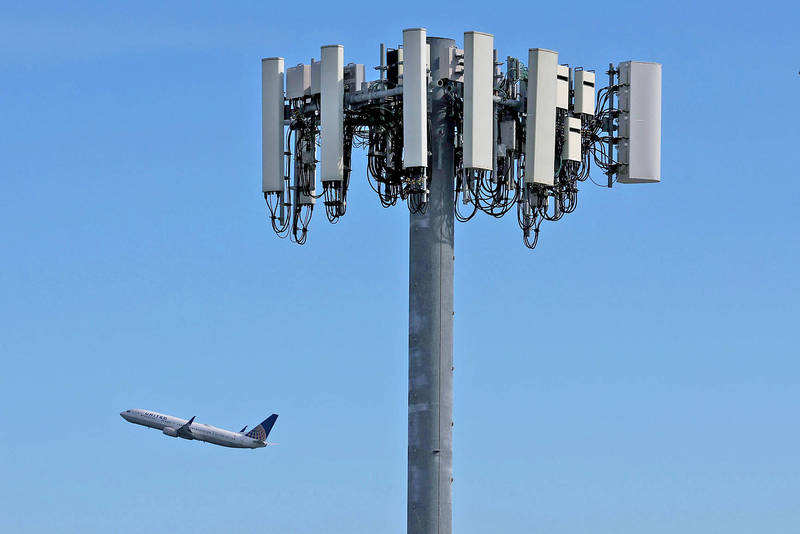 A United Airlines plane takes off from San Francisco International Airport beyond a cellular tower in California on Tuesday.
Photo: AFP