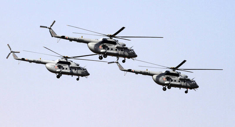 俄羅斯和烏克蘭邊境局勢緊張，美國拜登政府考慮增加軍援，國外軍事媒體報導指出，由美方購入、原先要運往阿富汗的俄製直昇機，預計近幾個月就會轉交給烏克蘭。圖為印度軍方Mi-17V5直升機。（美聯社）