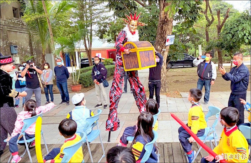 「FOCA福爾摩沙馬戲團」將在年初二、初三下午演出知名特技劇作《潘朵拉的盒子》。（記者楊金城攝）