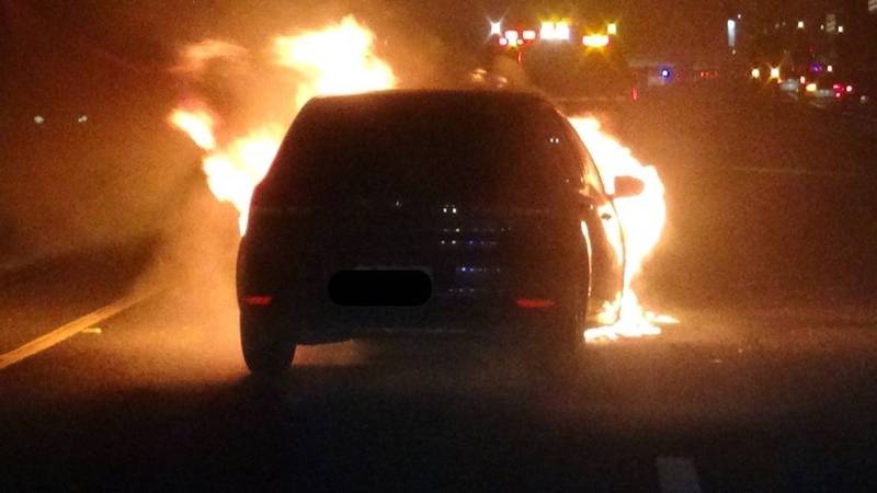 國道1號南向353.8公里楠梓路段，昨晚（19日）發生3部車追撞事故，從後方追撞前車的自小客車起火燃燒。（民眾提供）