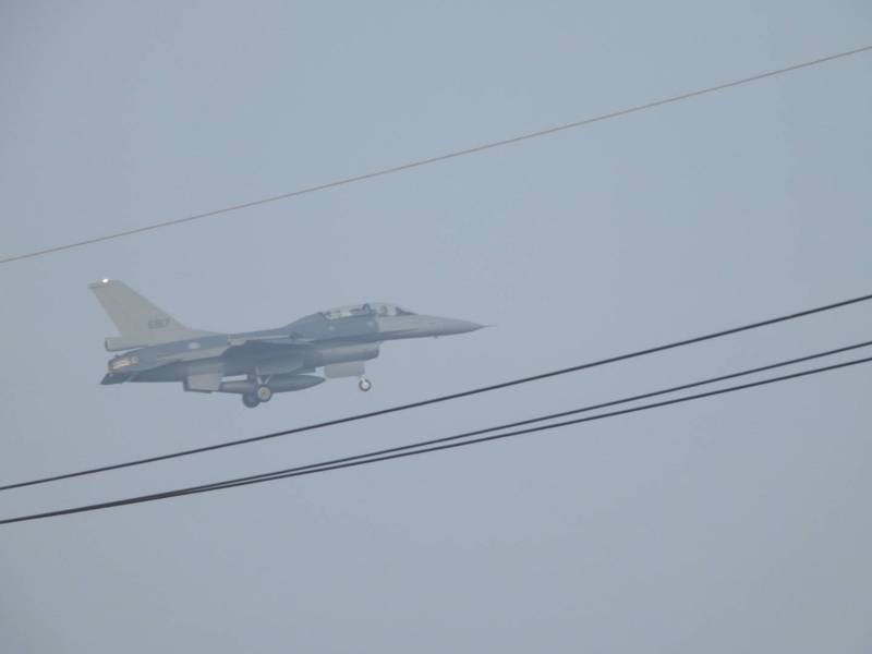 攝影玩家、前劉厝里長許明對今清晨目擊F-16V戰機升空，直到8點多返回空軍基地，在嘉義縣水上鄉台一線省道捕捉F-16V英姿。（許明對提供）