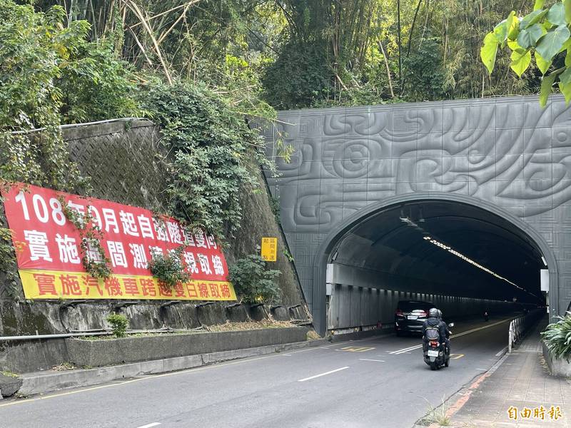 台北市自強隧道、辛亥隧道的區間測速目前暫停使用。（記者蔡亞樺攝）