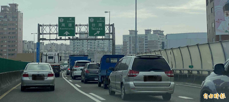 公路總局公布春節易塞車路段，圖為國10、國1交會匝道。（記者黃旭磊攝）