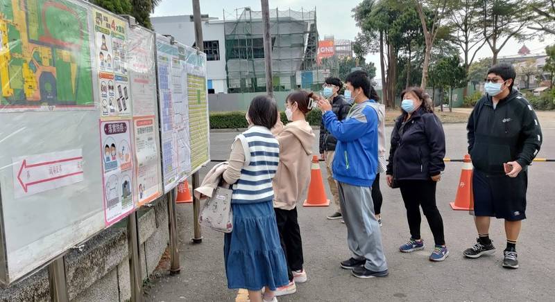 家長陪同考生考前查看試場。（高雄大學提供）