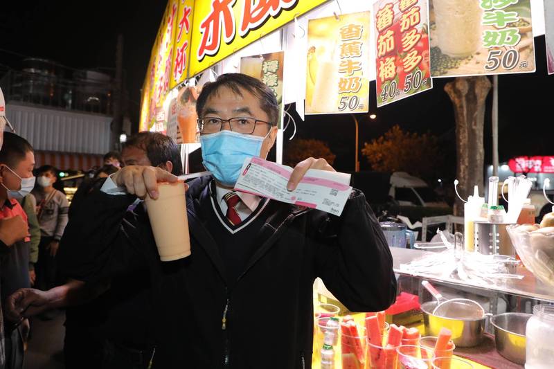 台南市長黃偉哲今晚到花園夜市實地示範使用夜市券，歡迎大家來遊台南，做好防疫安心遊。（台南市府提供）