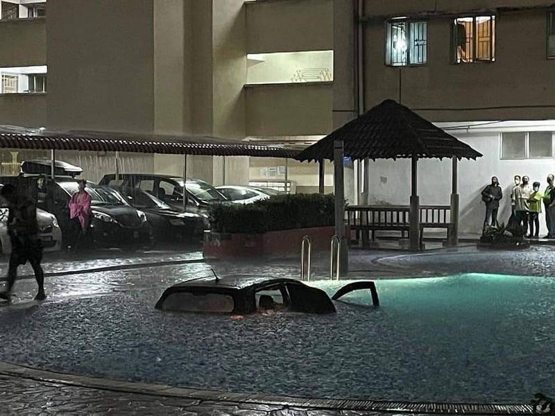 疑因天雨视线不佳，马来西亚1名司机不慎将车子开进游泳池里。（撷取自脸书）(photo:LTN)