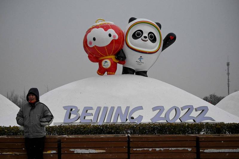 中國北京冬奧即將舉行，這次北京冬奧吉祥物是熊貓形象的「冰墩墩」（右），冬季帕運的吉祥物是以燈籠為原型的「雪容融」（左）。（法新社）
