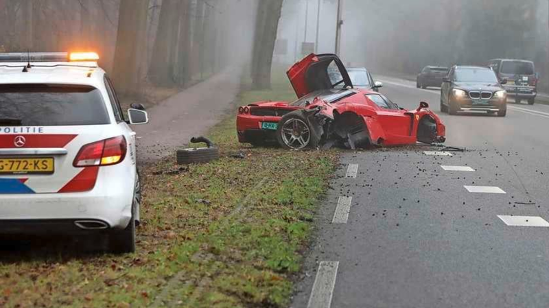 荷蘭阿姆斯特丹巴恩鎮近日發生一起車禍，一輛要價近億元的法拉利跑車，不慎失控撞上路樹。（圖擷取自＠Marco van Bergen臉書）
