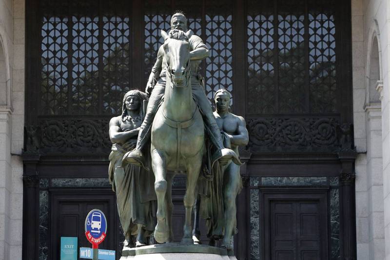 1940年揭幕的老罗斯福骑马像，左右两边分别跟着1名非洲男子和1名美洲原住民男子，描绘老罗斯福在马背上与黑人和美洲原住民并肩作战的形象，但遭人批评是殖民主义与种族主义的象征。（美联社）(photo:LTN)