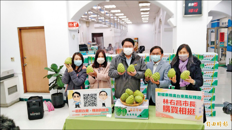 基隆市長林右昌（中）透過立委劉櫂豪（右二）牽線，認購二百箱台東鳳梨釋迦。（記者俞肇福攝）