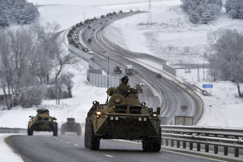俄羅斯大張其鼓在各地展開軍演，圖為18日在克里米亞的俄羅斯軍隊裝甲車。（美聯社）