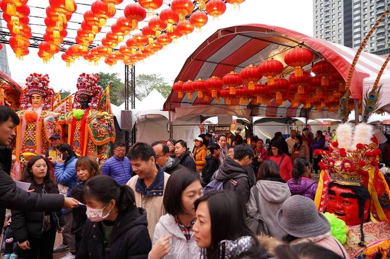 新北市政府在市民廣場舉辦新北年貨大街，好吃好玩有優惠。（資料照，經發局提供）