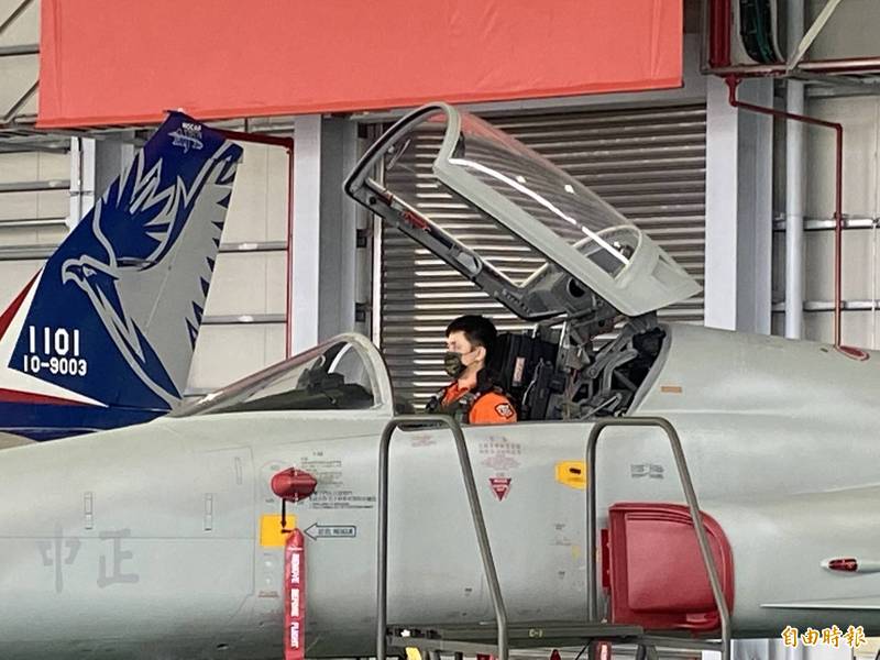空軍新採購的X16J彈射座椅，已經開始安裝在F-5戰機上。（記者吳書緯攝）