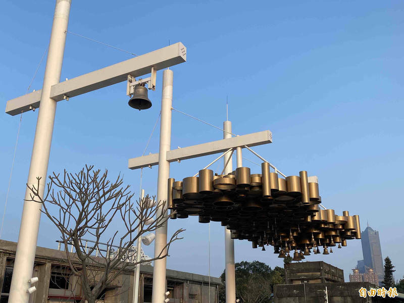 「大港迴聲」是台灣港務公司的公共藝術作品。圖為音樂銅鐘。（資料照，記者黃旭磊攝）