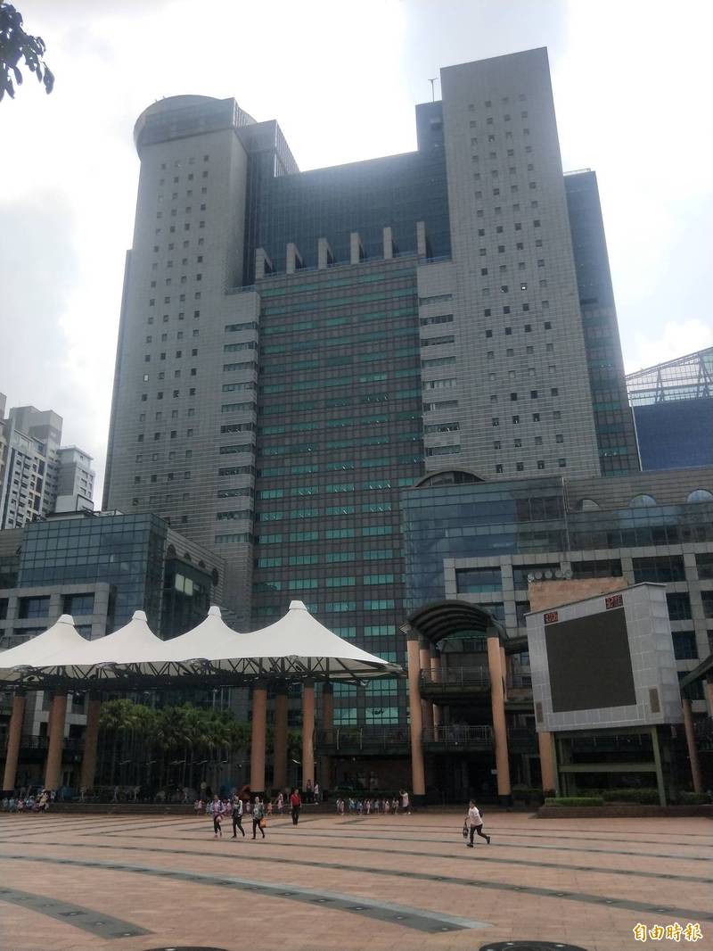 新北市府傳出有1名員工發燒快篩陽性,目前已前往醫院進行PCR檢測。(記者何玉華攝) 新北市府傳出有1名員工發燒快篩陽性,目前已前往醫院進行PCR檢測。(記者何玉華攝)