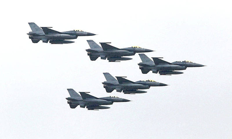 F-16 jets fly during the annual Han Kuang military exercise in Hsinchu County on July 4, 2015.
Photo: Patrick Lin, Reuters