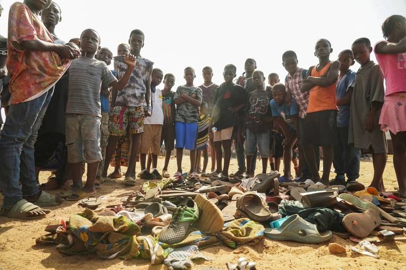 賴比瑞亞時間1月20日，新克魯鎮「基督教祈禱聚會」發生嚴重踩踏意外共造成29死，事發後，民眾聚集在死傷者遺留在現場的鞋堆。（路透）