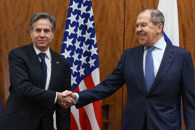 俄烏緊張關係未解，美國國務卿布林肯（Antony Blinken，左）與俄羅斯外交部長拉夫羅夫（Sergei Lavrov，右）今（21）日於瑞士日內瓦會晤，但雙方在會談之前，就已經取得「不會在一日之內達成突破」的共識。（歐新社）