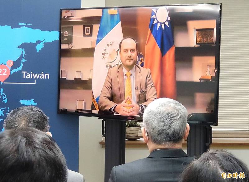 瓜地馬拉「駐臺商務參事處」21日揭牌，瓜地馬拉外交部長布羅洛也以視訊方式致詞。（記者楊丞彧攝）