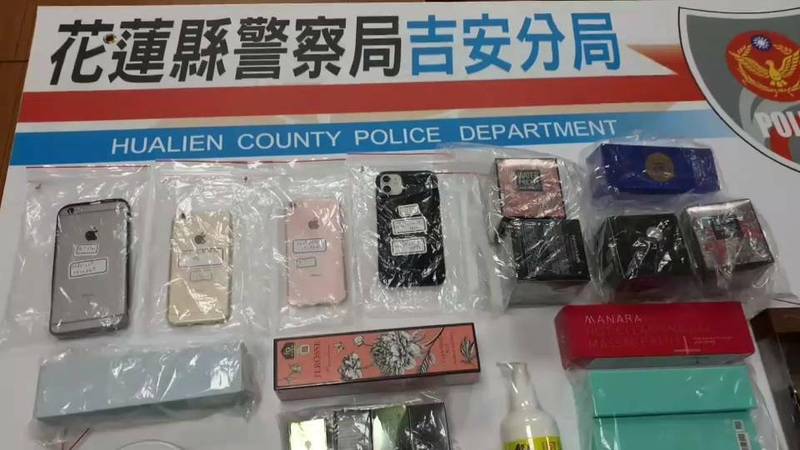 花蓮警方至邱男租屋處搜索查扣相關證物。 （民眾提供）