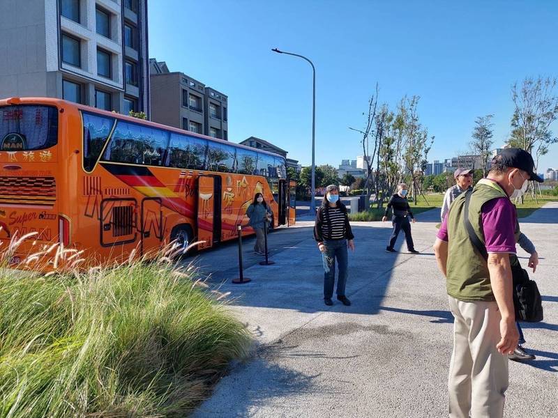 大園國際高中前停車場用地，經協商後可停放到橫山書法藝術館參觀民眾搭乘的遊覽車。（市議會提供）