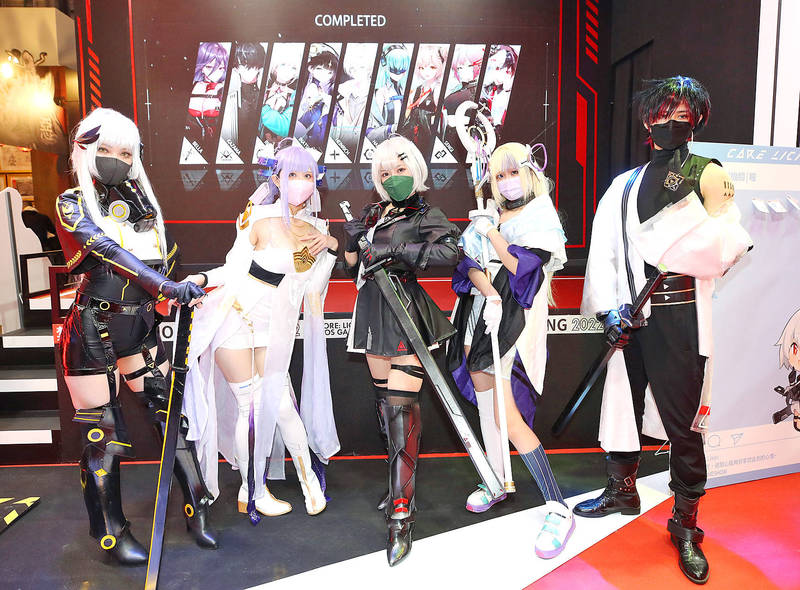
Cosplayers in full costume plus medical masks strike poses at the Taipei Game Show at the Taipei Nangang Exhibition Center yesterday. The show is open until Tuesday, with strict precautions against COVD-19, including registration with an identity card. Tickets cost NT$250, or NT$200 for concessions.
Photo: CNA