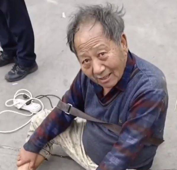该组织志工在深圳龙岗街头发现姜元陈时，精神憔悴，头发凌乱，只穿一件单薄的衣服。（图撷取自微博）(photo:LTN)