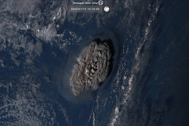南太平洋島國東加（Tonga）附近的海底火山在本月15日噴發。（美聯社）
