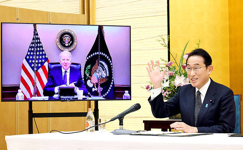 
Japanese Prime Minister Fumio Kishida, right, greets US President Joe Biden during a virtual summit in Tokyo on Friday.

Photo: AFP / JIJI PRESS / Japan`s Cabinet Public Relations Office