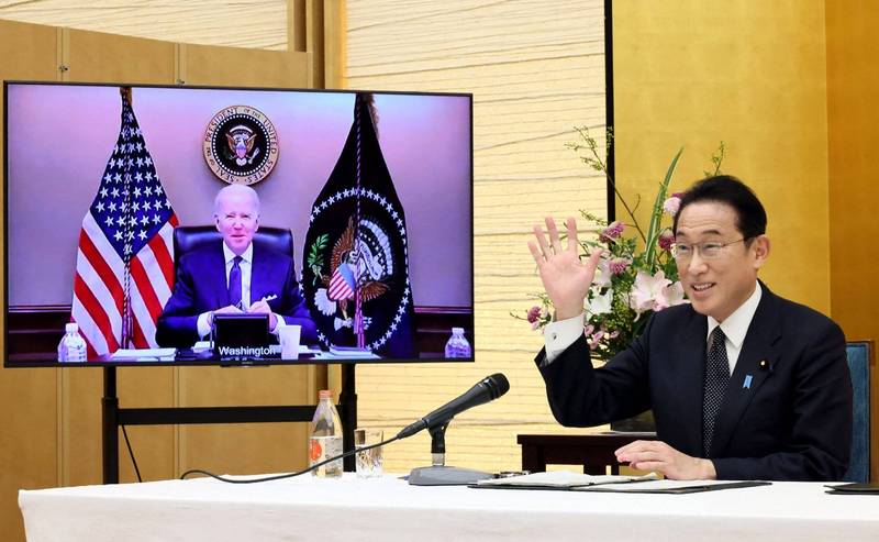 日本首相岸田文雄與美國總統拜登21日晚間以視訊方式進行上任後首次正式領袖會談。（法新社）