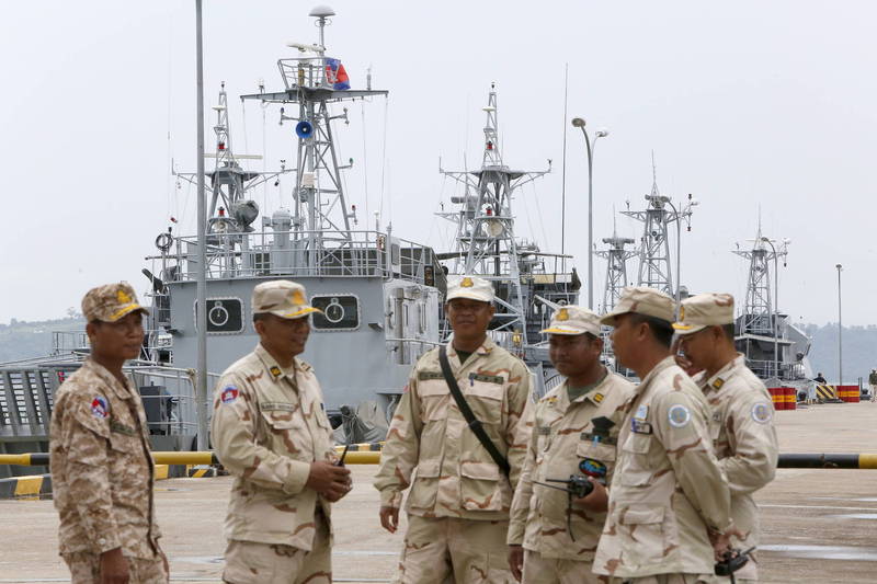在中國投注巨資合作擴建的柬埔寨雲朗海軍基地附近，出現多艘挖泥船的影像證據，推測目的可能是為了部署排水量更大的中國軍艦。（歐新社）
