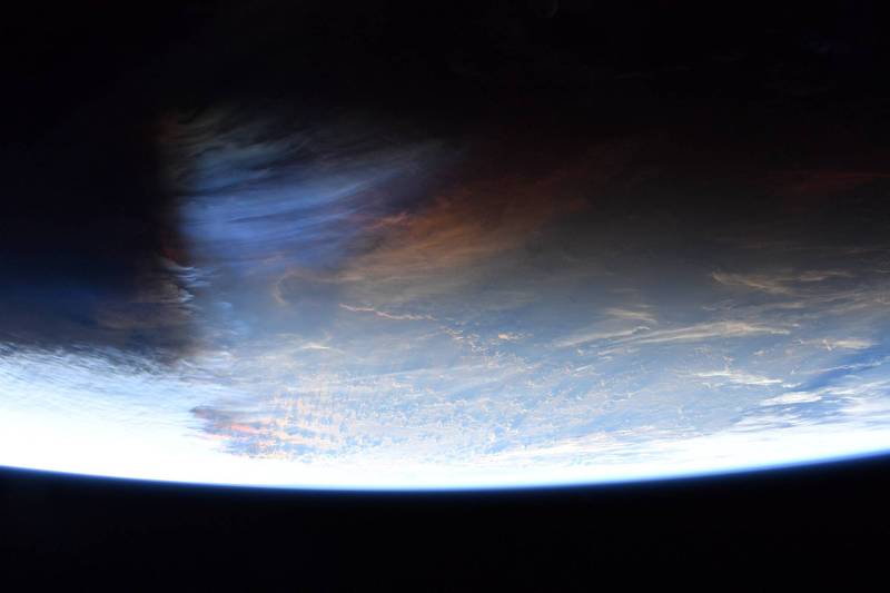 美國太空人巴隆在國際太空站（ISS）通過紐西蘭時，拍下了東加海底火山爆發後，煙塵籠罩天際，相當壯觀。（圖擷取自@NASA_Astronauts官方推特）