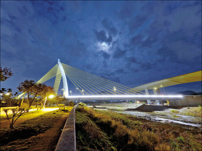 國道四號台中環線豐原連絡道斜張橋夜景，非常美麗。（高公局提供）