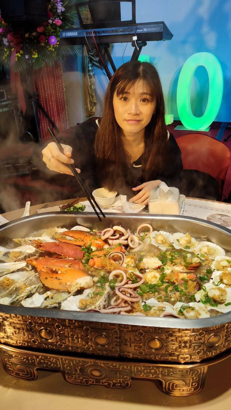 神岡「朝暮良辰婚宴會館」推出有龍蝦、生蠔、扇貝等海鮮的「豪華痛風餐」吸客。（業者提供）