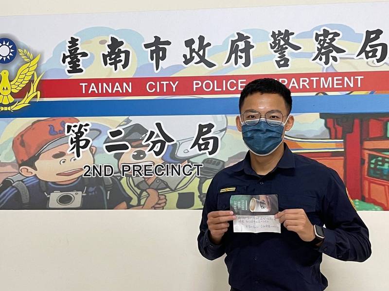 南市警二分局巡官江昀龍收到考生媽媽送上的暖心自製謝卡。（南市警二分局提供）