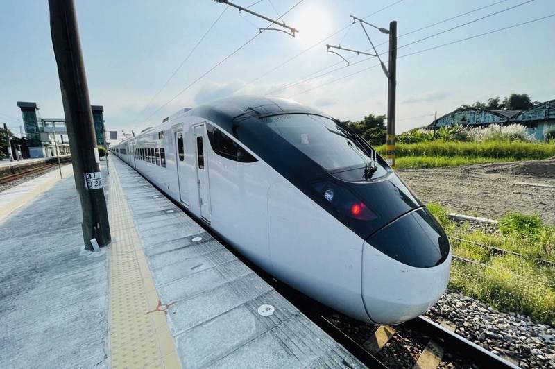 台鐵EMU3000型城際列車去年7月交車，去年12月26日首航。（台鐵局提供）