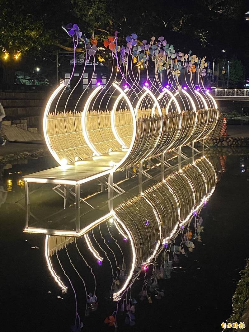 新竹市的新竹過好年活動在東門城及護城河沿線都有各種光虎聲光裝置、白天夜晚都有看頭。（記者洪美秀攝）