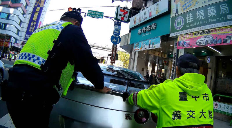 員警當機立斷協助黃男將車輛先移至路邊。（警方提供）