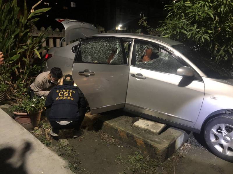 彰化警分局偵防車遭陳姓竊盜犯駕車衝撞，警員連開2槍並破窗後將他制伏。 （警方提供）