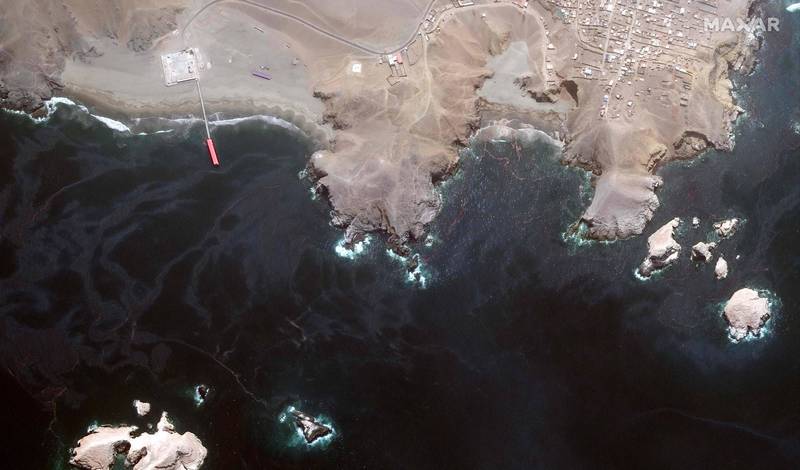一艘西班牙油輪發生6000桶原油外漏的事件，秘魯當局為此發布環境緊急命令。（法新社）