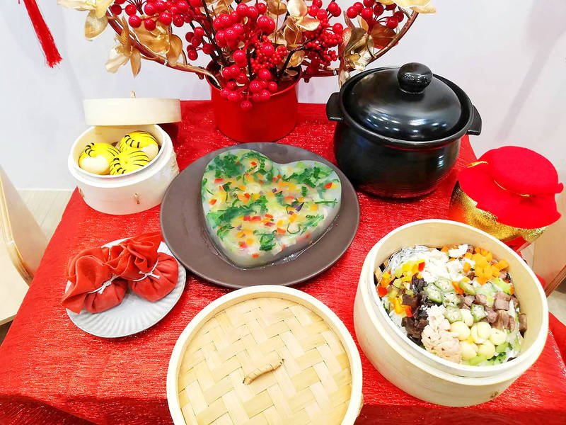 A pet school introduces eye-catching Lunar New Year dishes for furry friends and that look good enough for their owners to eat. 寵物安親班業者配合農曆春節，推出吸睛的毛小孩年菜，連人看了都想吃。
Photo: CNA 照片：中央社