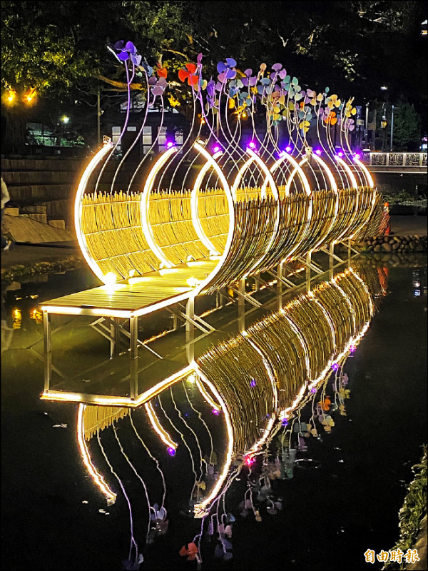 今年新竹過好年以「虎嘯生風」為題，在東門城、護城河沿岸八百公尺，創作六座聲光裝置。市長林智堅開箱作品「身風」。（記者洪美秀攝）
