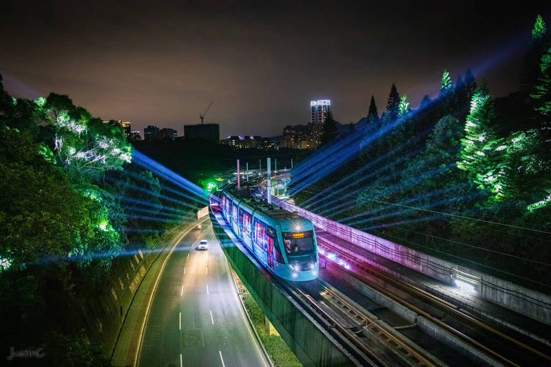 淡海輕軌通車滿3週年，新北大眾捷運公司與JR九州合作推出光影列車秀「光之所向」，16日圓滿落幕。（新北捷運公司提供）