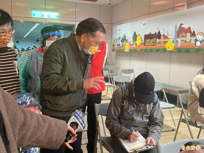 台北市副市長蔡炳坤今早視察東區地下街7號廣場中型疫苗接種站。（記者鄭名翔攝）