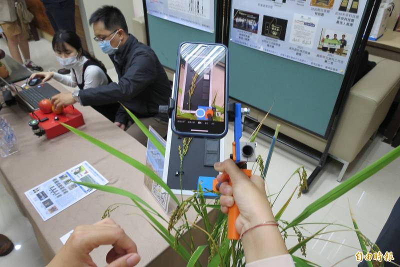 農民只要透過智慧手機加入興大的水稻小幫手的line，就可檢測水稻的情形。（記者蘇金鳳攝）