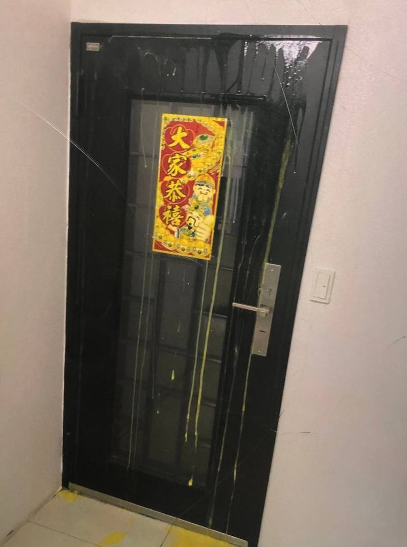天道盟太陽會蘆洲分會長蔡昇峰與同夥從事暴力討債,甚至對欠債女子強拍裸照,脅迫不還錢就散佈裸照,被害人一度想尋死,新北警淡水分局兵分八路,緝捕蔡昇峰及同夥共7人;圖為討債集團到被害人住處砸雞蛋等暴行。(記者吳仁捷翻攝) 天道盟太陽會蘆洲分會長蔡昇峰與同夥從事暴力討債,甚至對欠債女子強拍裸照,脅迫不還錢就散佈裸照,被害人一度想尋死,新北警淡水分局兵分八路,緝捕蔡昇峰及同夥共7人;圖為討債集團到被害人住處砸雞蛋等暴行。(記者吳仁捷翻攝)