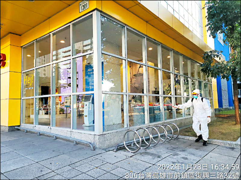 高雄市環保局針對IKEA高雄店周邊環境展開清消作業。（高雄市府提供）