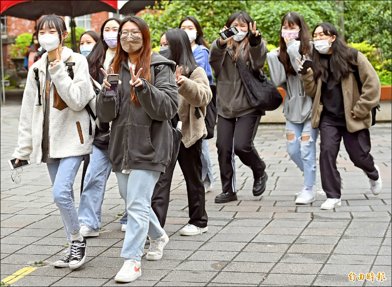 大學學測昨最後一天，考生考完數學B與社會科後步出考場，紛露出開心笑容。（記者陳志曲攝）